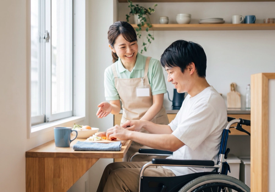 ご本人と一緒に調理をする支援員