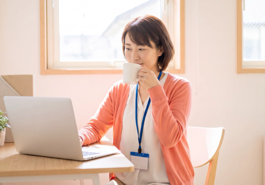 ほっと一息つく事業所の管理者